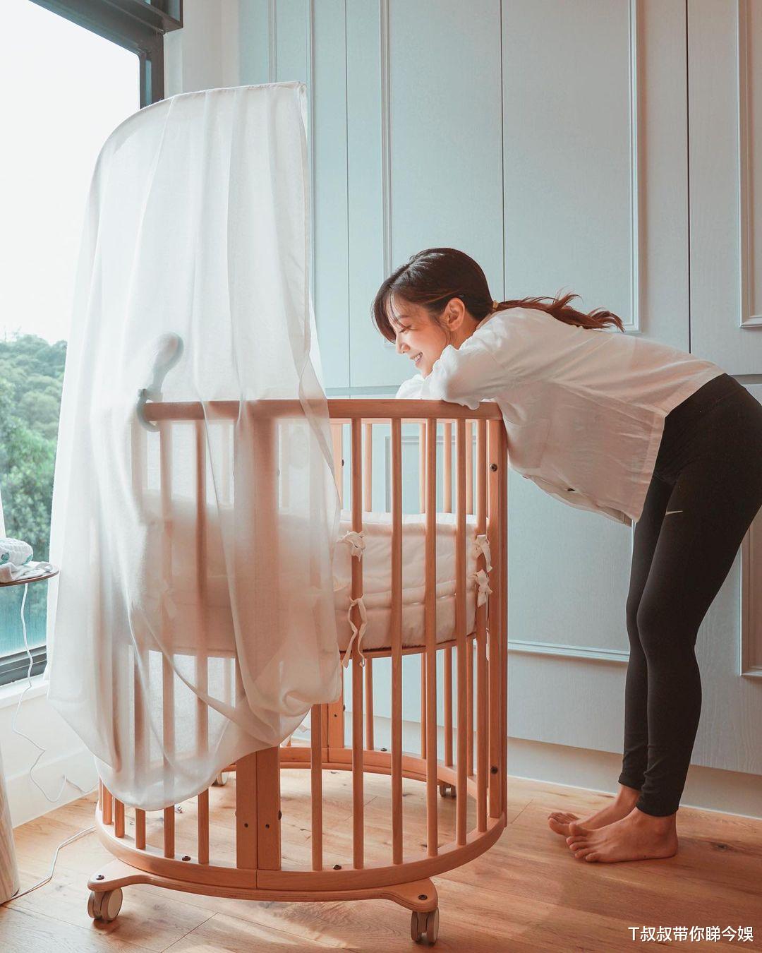 刘德华|郑俊弘与何雁诗儿子满月　由小馒头进化小火鸡