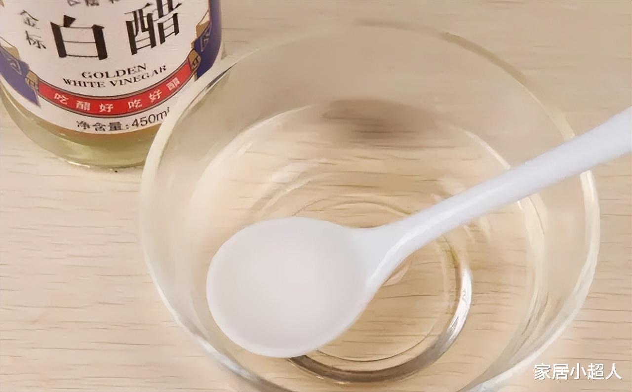 纱窗太脏怎么办?别急着花钱买清洁剂,家里的小口罩就能解决烦恼