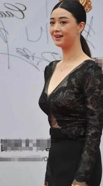明星|10位穿紧身裙的女明星：郝蕾小肚子抢镜，关晓彤挤出赘肉