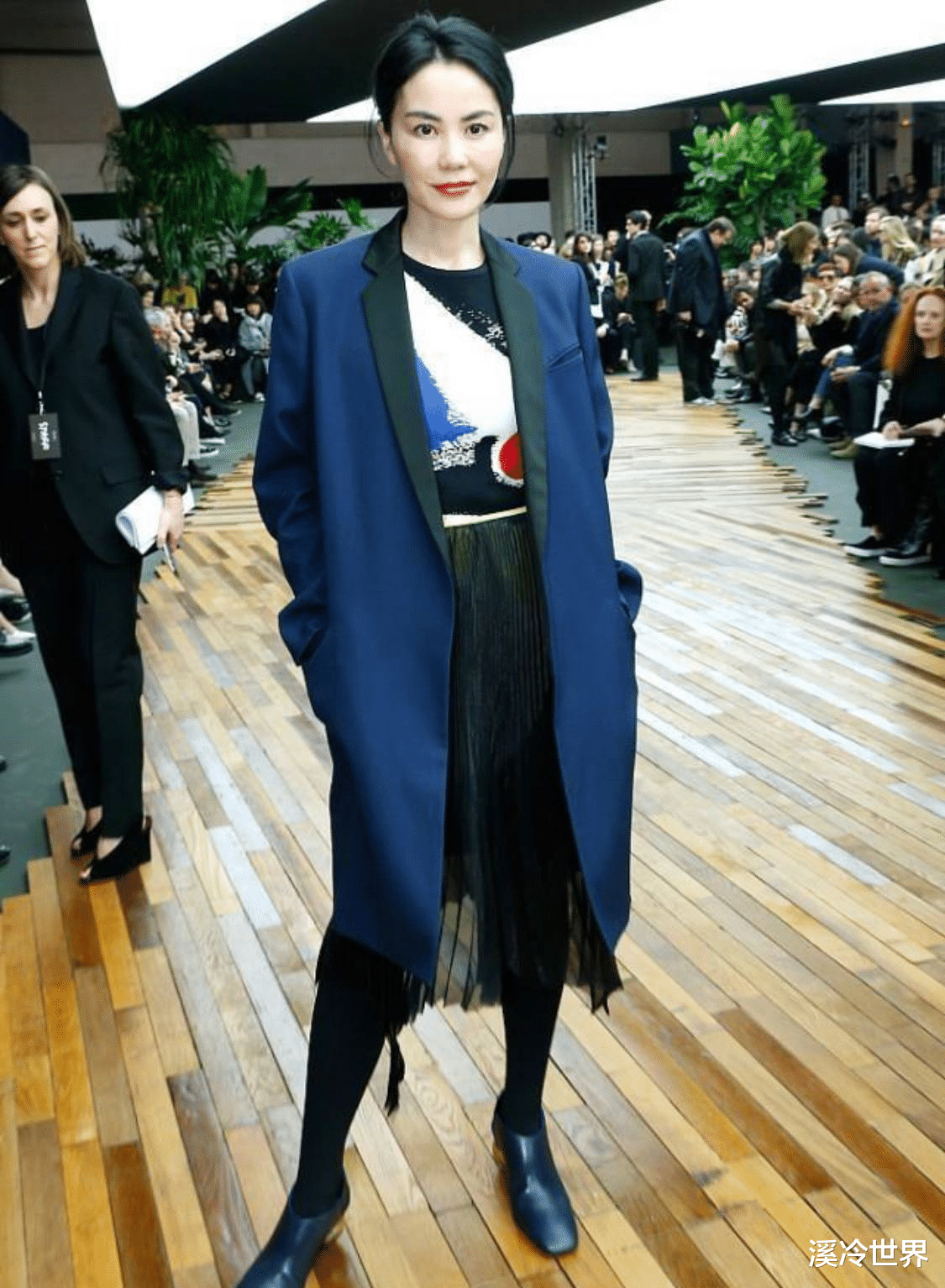 马尾辫 王菲瘦太狠了,穿一身黑面如菜色老态明显,泪沟抢镜