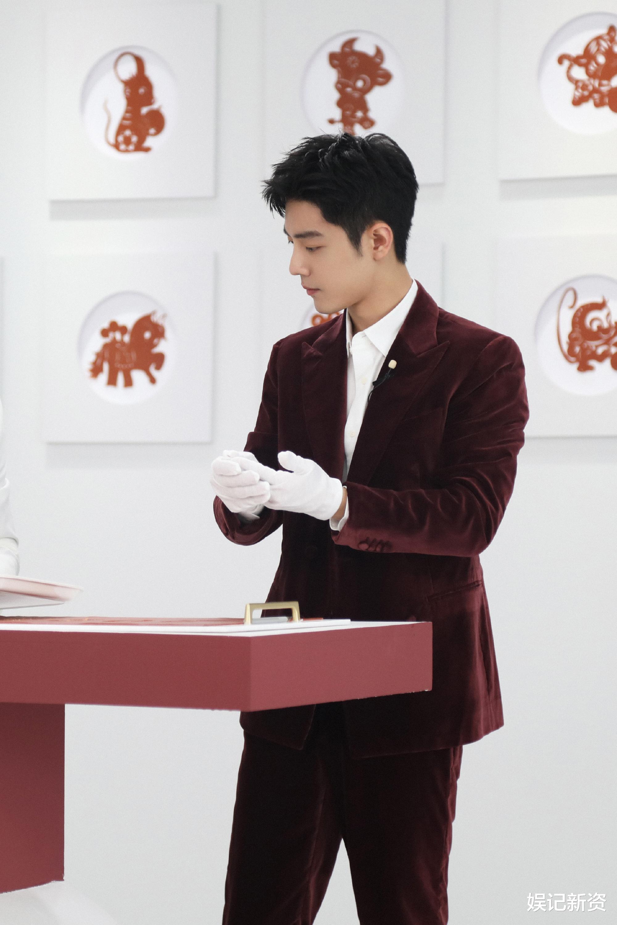 肖战|肖战穿红色西服出席直播，自称“夹娃娃”高手，直播间人数破百万