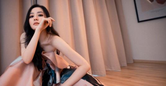 张靓颖|爱15年一场空！张靓颖强嫁55岁经纪人被骗6亿，离婚后她这样复仇