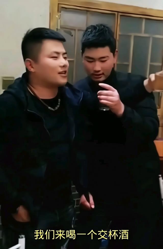 大衣哥儿子小伟借酒浇愁,被朋友一杯接一杯灌,网友说太受气了吧