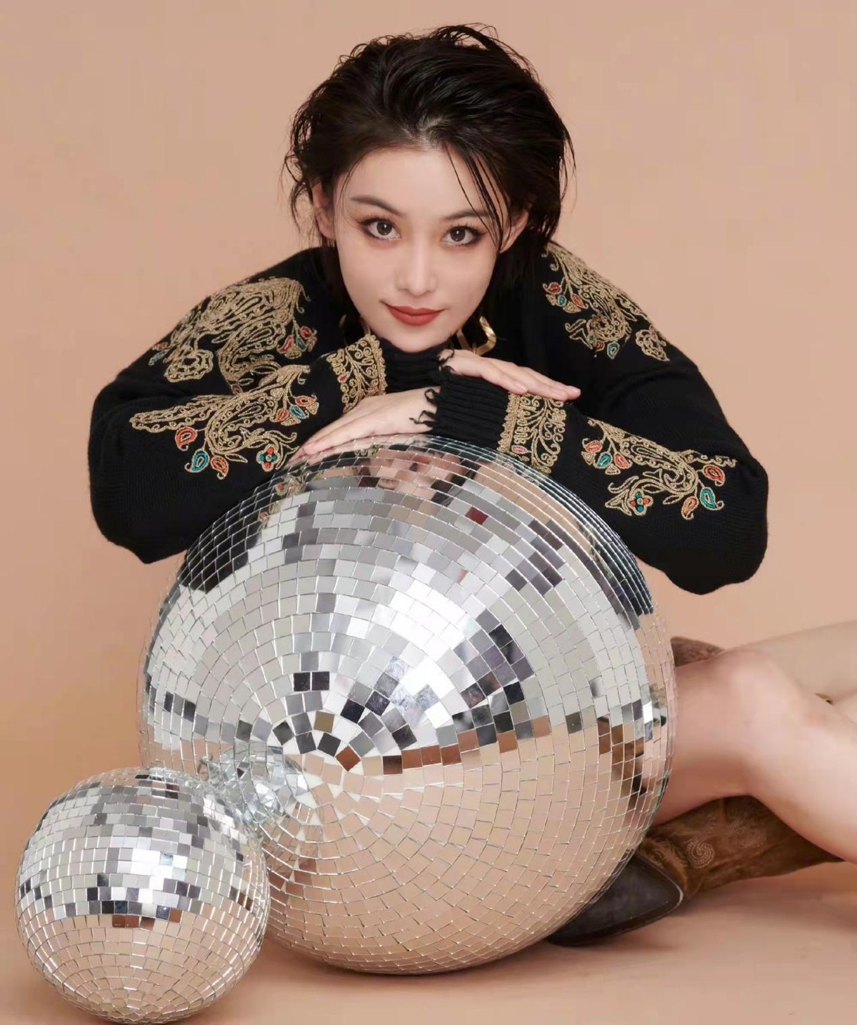 张馨予|军嫂张馨予真是嫁对人了!老公穿开衫明星脸超帅,高调约会超甜蜜