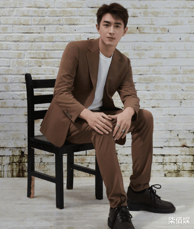 林更新|林更新录综艺被偶遇,不注重穿搭成五五身材,生图又黑又显矮