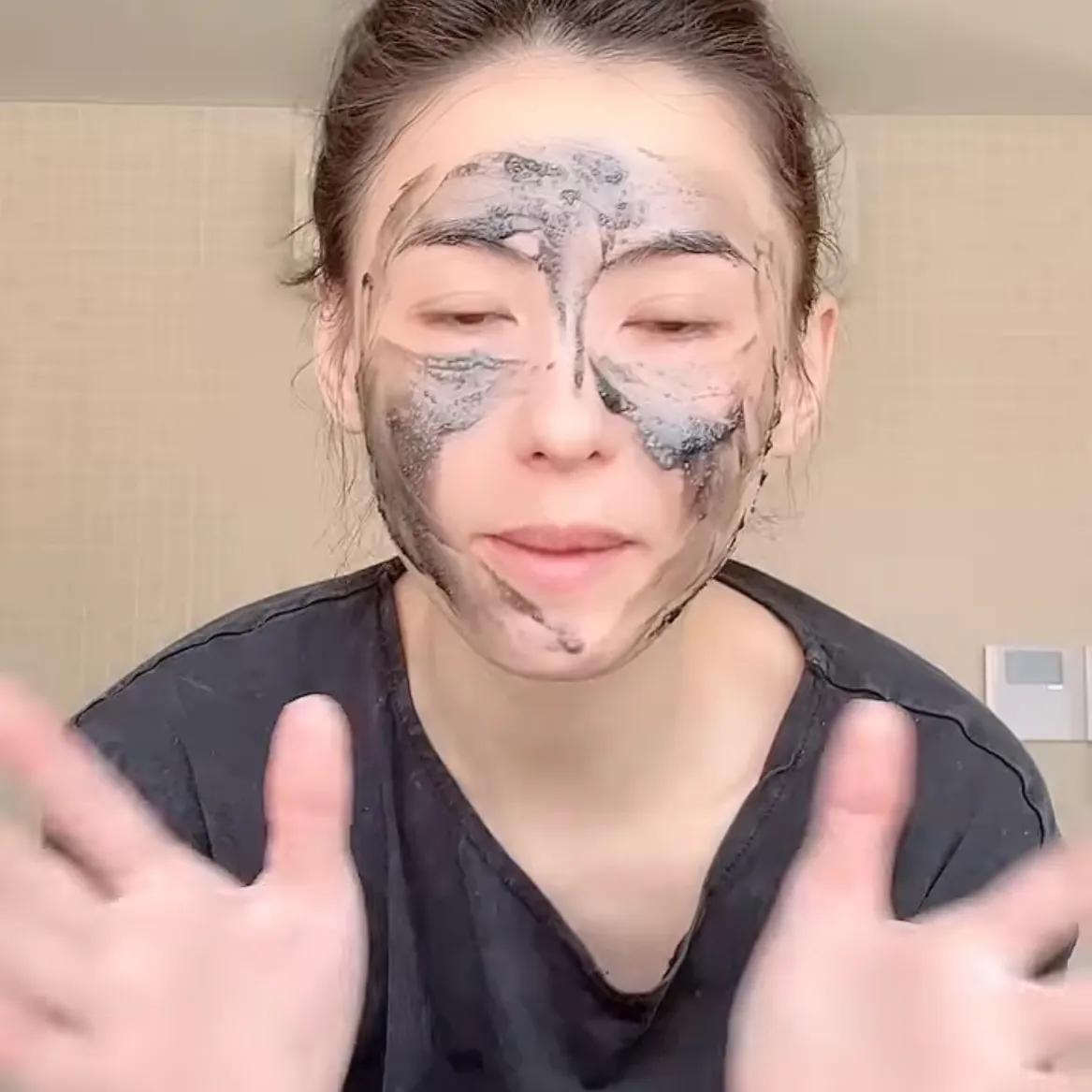 张柏芝|张柏芝晒和儿子游泳动态，3岁小王子正脸曝光，脸蛋肉嘟嘟萌态足