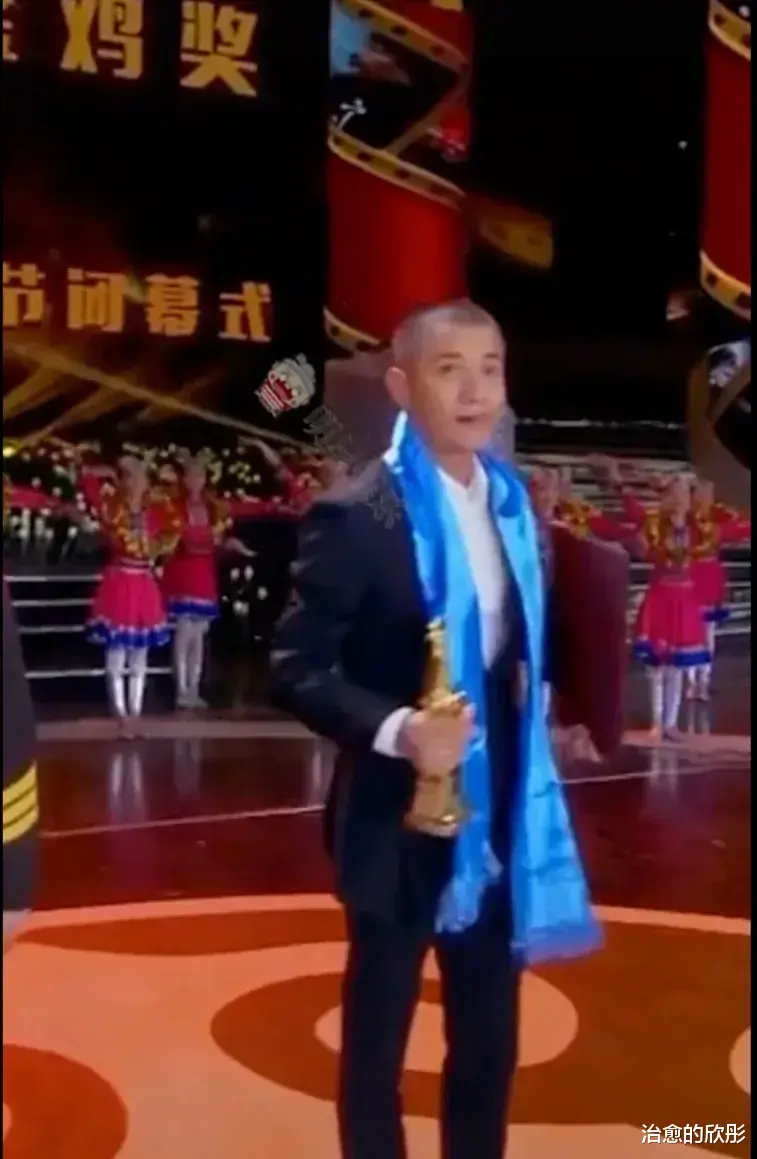 马伊琍|回顾:文章在领奖台上,强忍着泪水时,马伊琍的表情暴露出了什么