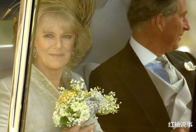 微笑|74岁查尔斯新王登基,微笑着接受女粉丝献吻,比女王都要受欢迎