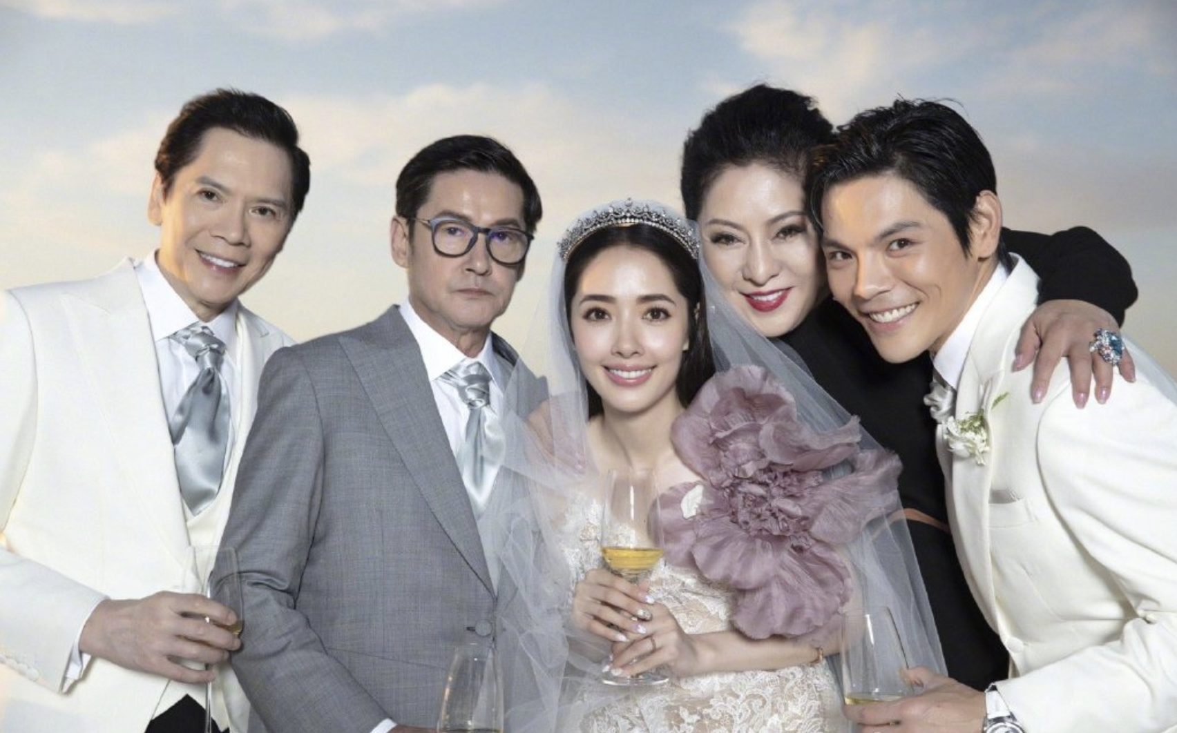 郭碧婷|向佐晒夫妻合影,两人站在樱花树下同框,郭碧婷神色疲惫且憔悴