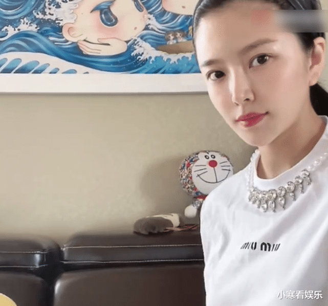 王灿|杜淳为女儿庆祝百日，王灿穿露脐装亮相，肚子上的赘肉太真实了