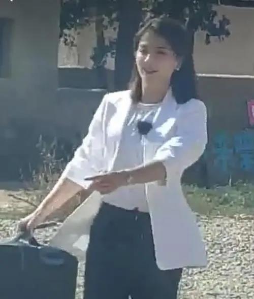 刘涛|跟素人合影才发现，刘涛身材这么粗壮，而且素颜寡淡是真不漂亮