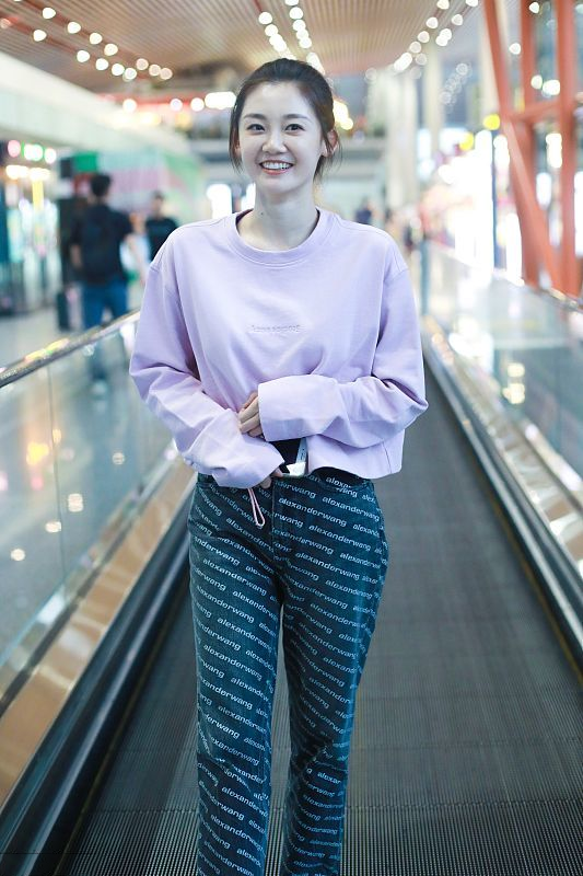 苗苗|郑恺妻子苗苗结了婚生了娃也有小姑娘样，穿粉卫衣好活泼，太嫩了