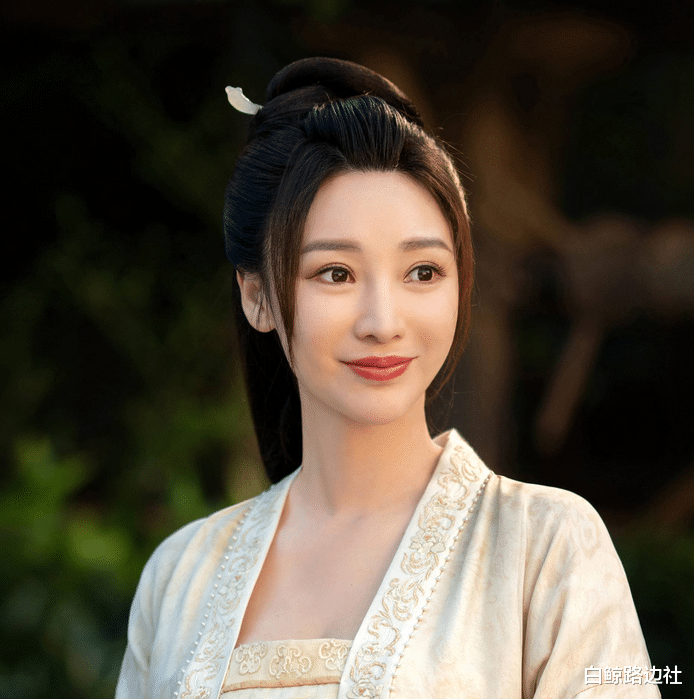 柳岩|网友偶遇柳岩带妈妈吃饭!身材暴瘦锁骨太优越,41岁素颜仍旧能打