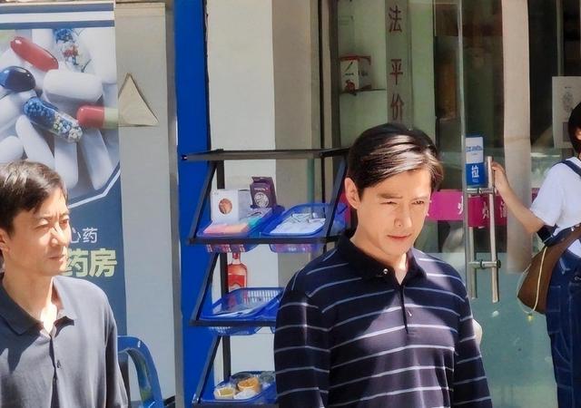 胡歌|胡歌新剧罕见曝光！穿衬衫首演老干部不逊色靳东，梳三七分太显颓废感