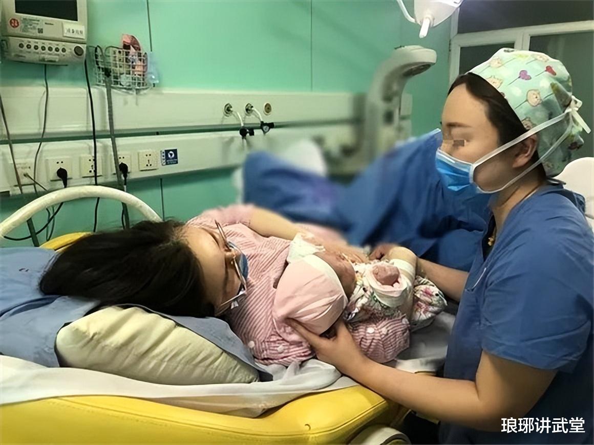 2015年,男子与母亲闺蜜在车内互动,母亲发现后开车将闺蜜碾死