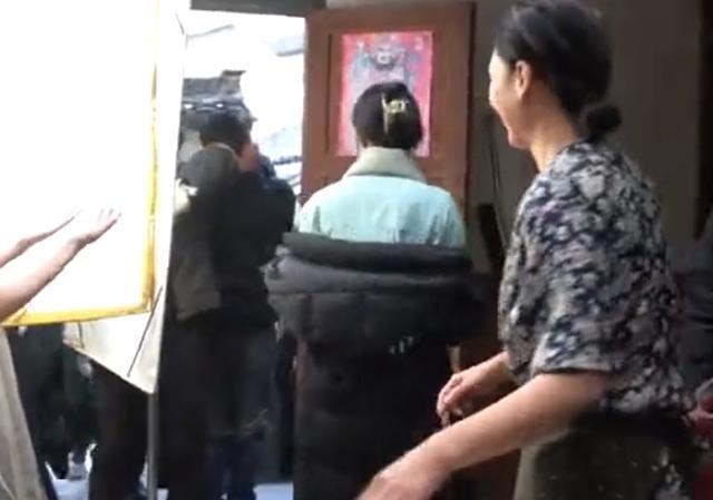 赵丽颖|赵丽颖剧中使劲甩了张可盈一耳光，可盈被打后疑似冷着脸，被质疑