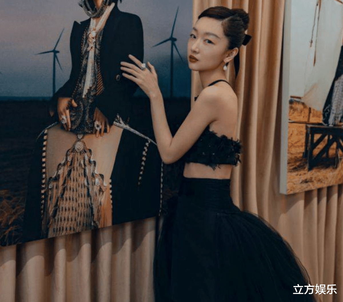 周冬雨|周冬雨身着紧身运动衣现身球馆，臀部下垂无形，后背还有赘肉