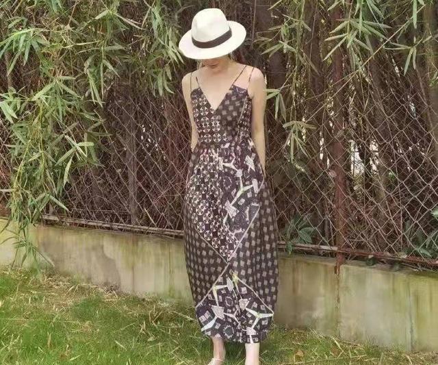 宋佳|宋佳的“草地大片”火了,嘟嘴卖萌引起热议,被指像网红