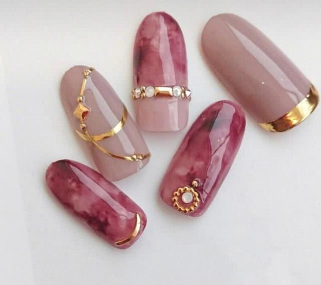 美甲 暴富显瘦、桃花、显白有气质！30款新年红色美甲范本图集