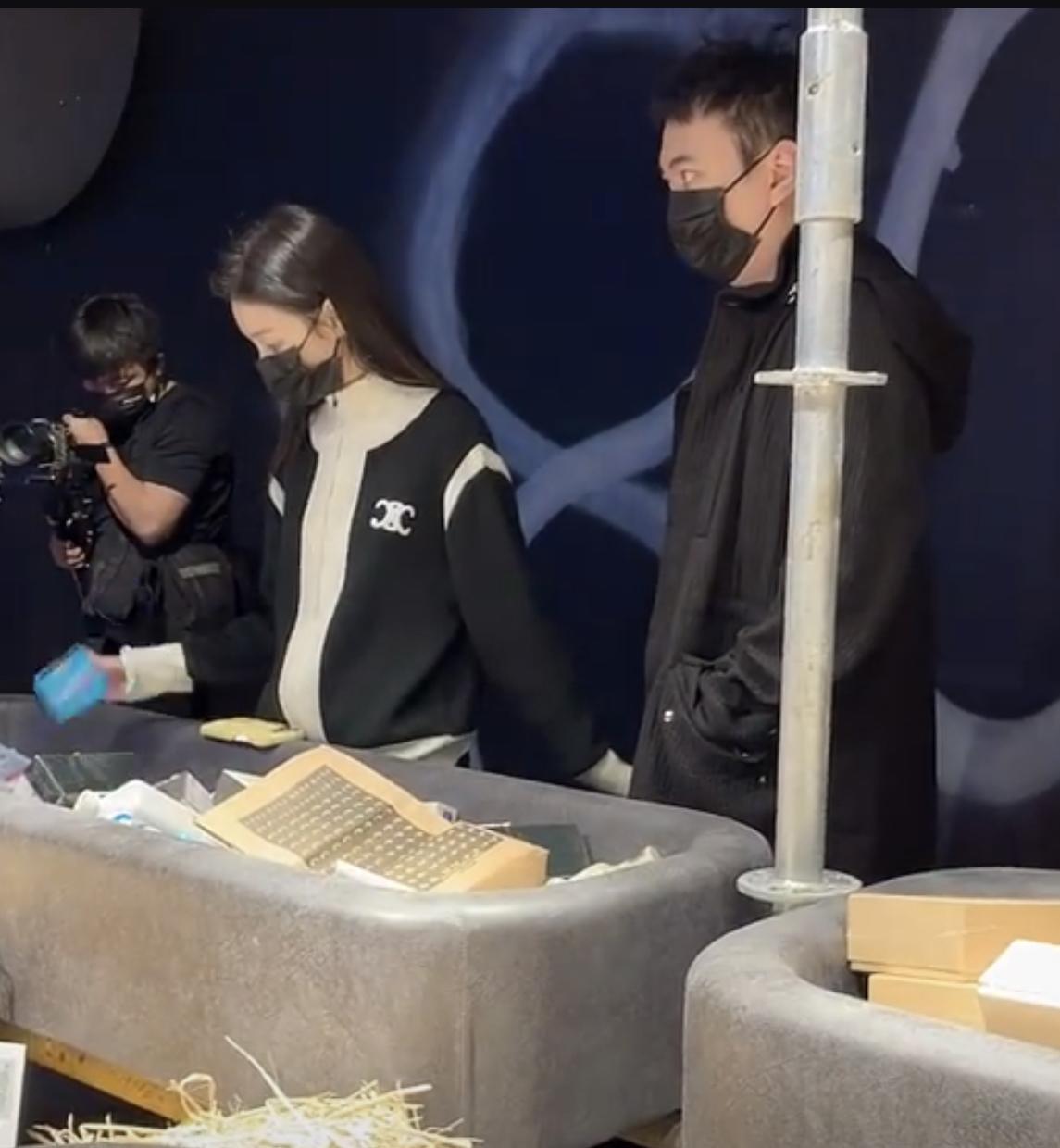 王思聪|34岁王思聪与美女富婆合影！一本正经表情绅士，门当户对关系成疑