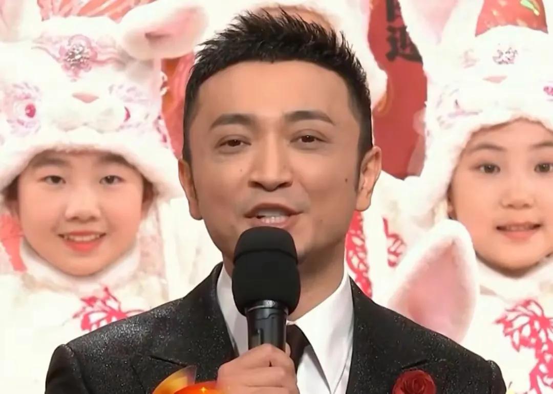 美甲 ?春晚主持人3大亮点!尼格买提黑眼圈实力抢镜,马凡舒发型引热议!