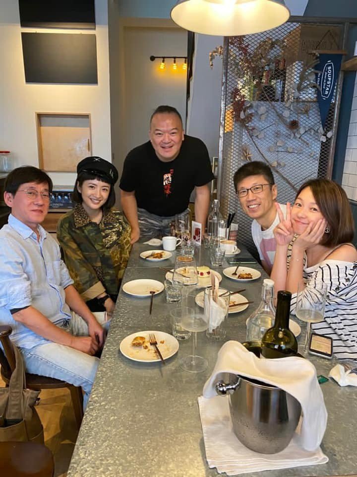 明金成|知名大导演心肌梗塞去世的头七,妻子晒未满月龙凤胎怀念