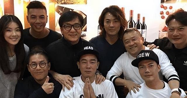 郑伊健|郑伊健惨遭数位小弟背叛、紧接着被经纪人遗弃，求助向华强无果，最终无奈当啃老族