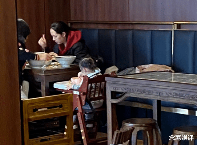 郭碧婷|向佐一家三口在天津吃面,女儿小奶皇乖巧可爱,郭碧婷疑怀上二胎