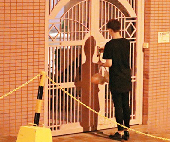 胡鸿钧|整容成瘾被嘲削骨还父，男女通吃恋上绯闻女王，如今全靠谁红和谁玩？