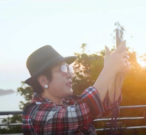 |向太陈岚偶遇粉丝合影,细节被质疑摆拍,想跟张兰学习还差得远