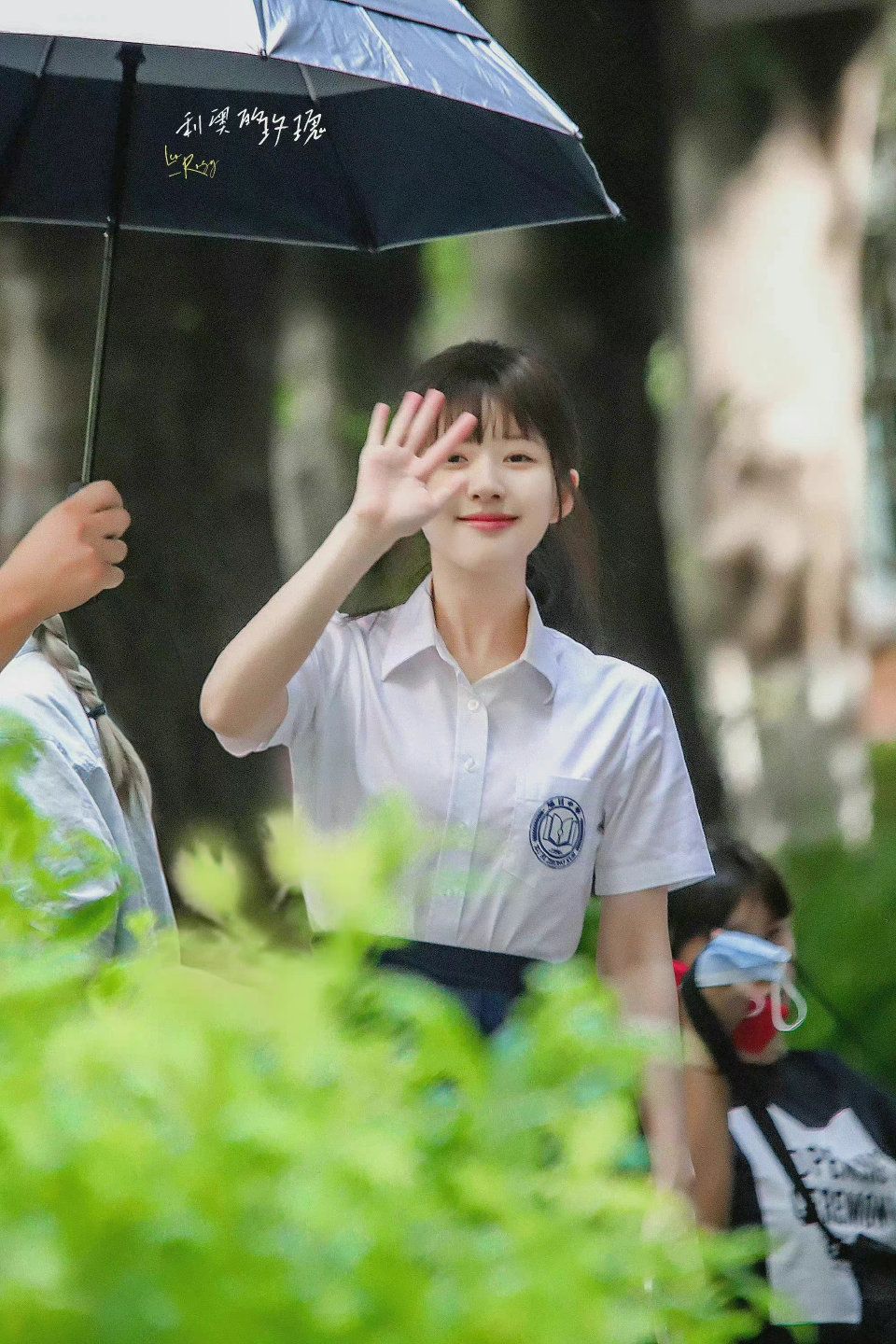 赵露思|赵露思也太甜了吧？穿校服扮演女高中生，《偷偷藏不住》造型抢眼