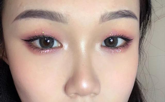 口红 为什么现在很多女生不化妆只涂口红？