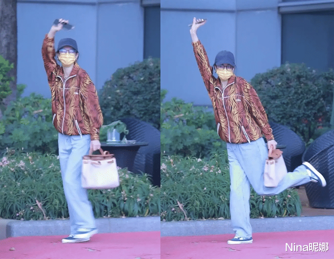 迪丽热巴|迪丽热巴真宠粉丝！机场“跳舞”式打招呼，打扮富婆却像三岁小孩