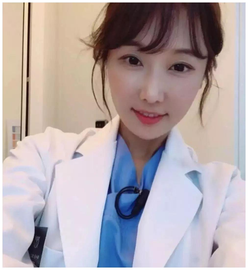 50岁冻龄美女牙医火了,沉迷自拍遭女儿投诉,网友替她喊冤:自拍太少!