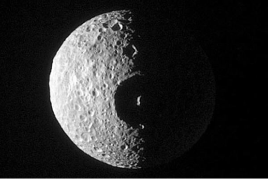 13亿千米外的这个星球,竟有1300公里“焊缝”,或为外星文明遗迹?