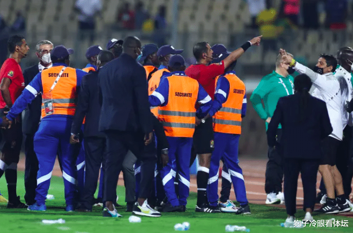 加納|88分鐘絕平！拒還球權(quán)還偷襲進(jìn)球 非洲杯釀多人揮拳混戰(zhàn)+紅牌