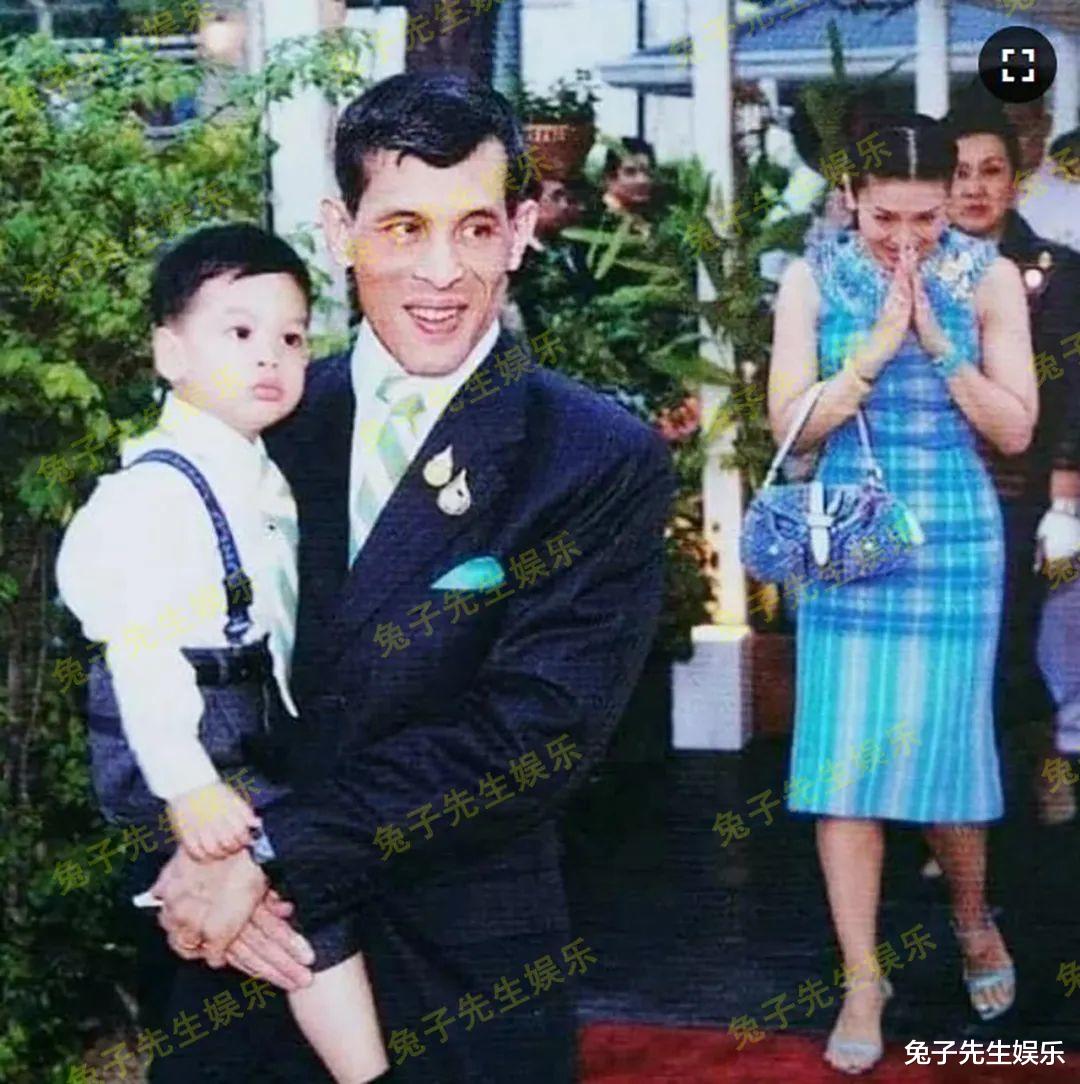 西拉米|西拉米成功归来了,扎低马尾白净斯文,锁骨突出身材和7年前一样