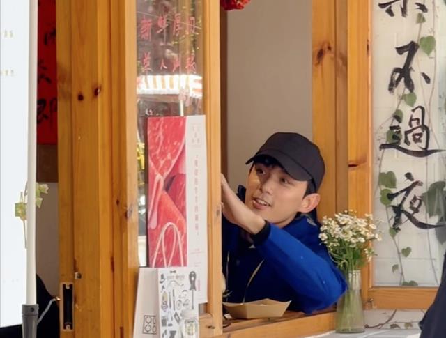 吴磊|吴磊背着一个丑包包游逛大理，网友：真是没有偶像包袱