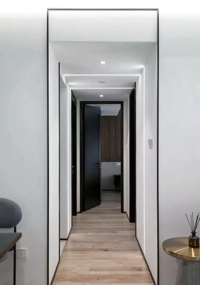 大理石楼梯上挖卡槽,塞条流水灯带,人来灯亮人走灯灭,效果高级