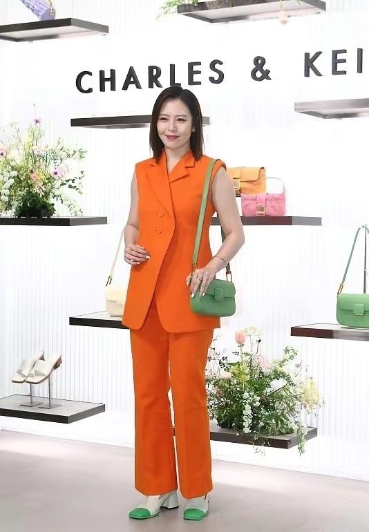 穿衣搭配|刘品言发福得太厉害！穿职场装暴露壮硕身材，美貌都拯救不了土气