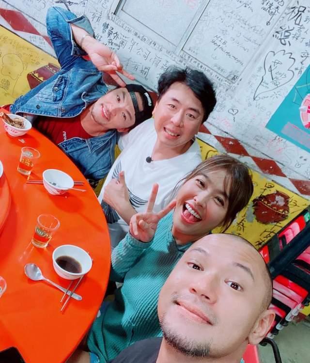 摆摊|前TVB小生金刚摆摊卖鸡翅,2小时卖光,不介意女友小娴不能生育