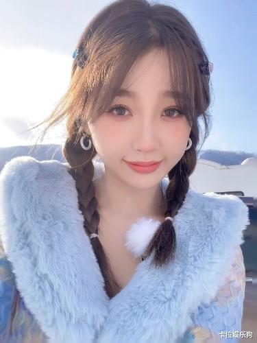 邬君梅|虞书欣雪地拍照不怕冷，和刚出道的气质差太多，笨蛋美女太可爱