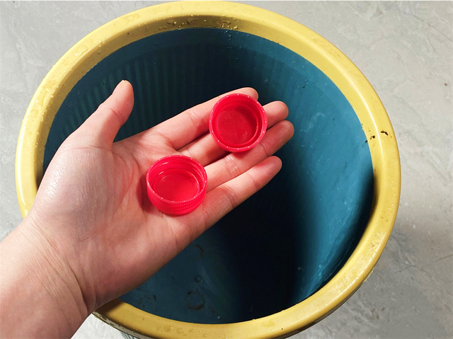 “垃圾桶”上放2个瓶盖，放厨房真厉害！一年省下不少钱，快学学