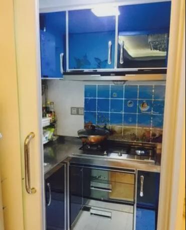 上海36平蜗居房180万，卫生间就巴掌点大，厨房都转不了身