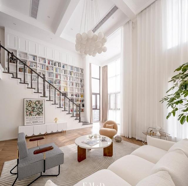 楼梯连角落都不能浪费,为啥没想到装书架墙做延伸?能白捡个书房