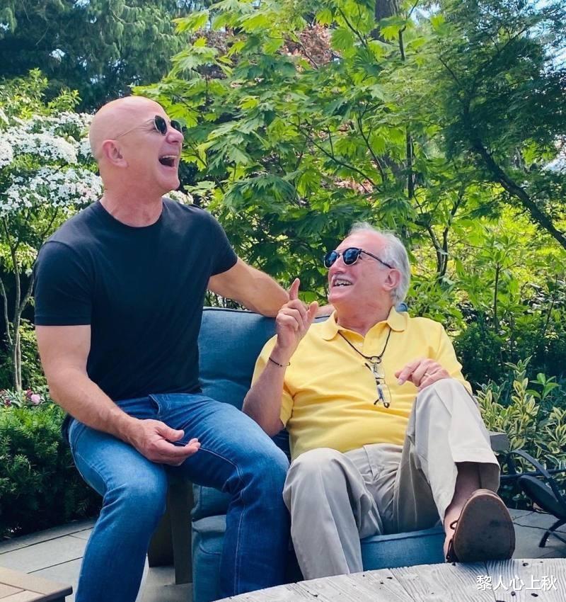 母亲节|贝佐斯母亲节罕见秀老妈！搂着妈妈幸福甜笑，52岁未婚妻黯然失色