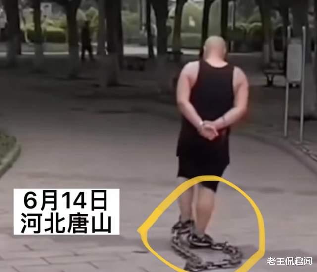 男子戴着脚镣每天在小区走动,脚镣声吵得居民睡不着,敢怒不敢言