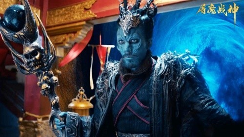 谢苗|《屠魔战神》上映，谢苗战神附体怒斩嗜血魔狼，老掉牙的剧情