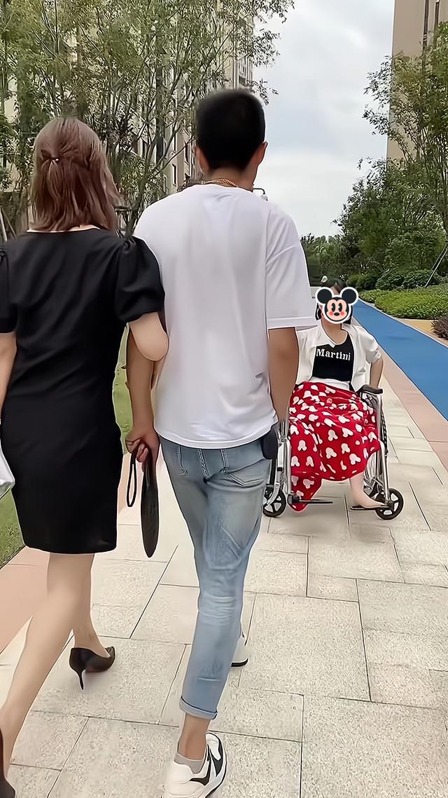 一男子看到前女友坐轮椅,心生怜悯要和她复合,掏钱打发现任女友