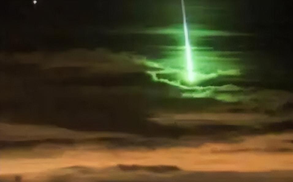 空中突现绿色不明飞行物,霍金预言或将实现,这是真的吗?